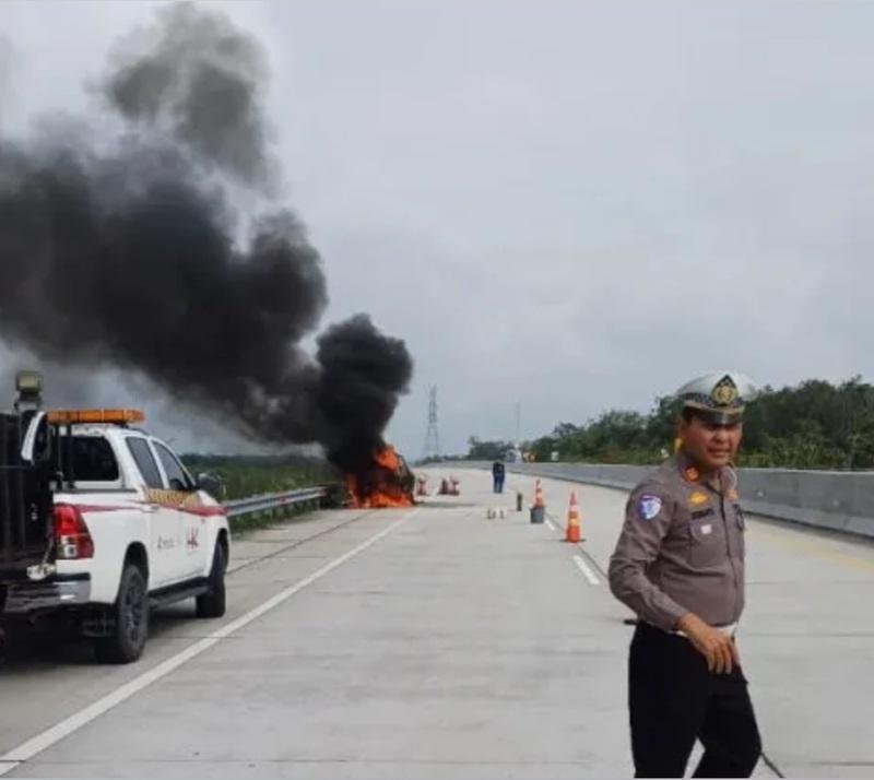 Detik-detik Pajero Terbakar di Tol Pekanbaru-Bangkinang, Pengemudi Sempat Hubungi Suami