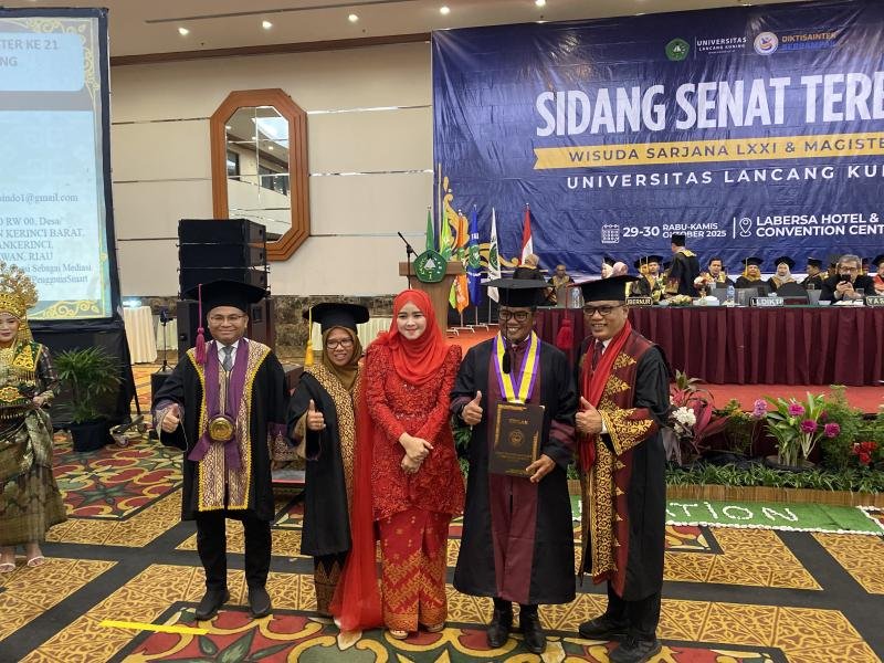 Lewat Panggung Wisuda UNILAK, Bupati Zukri Nyalakan Api Keyakinan bagi Generasi Muda