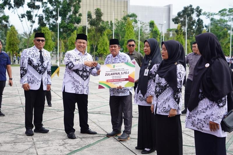 Air Mata Haru Guru di Riau: Dedikasi Dibalas Hadiah Umrah dari Plt Gubernur