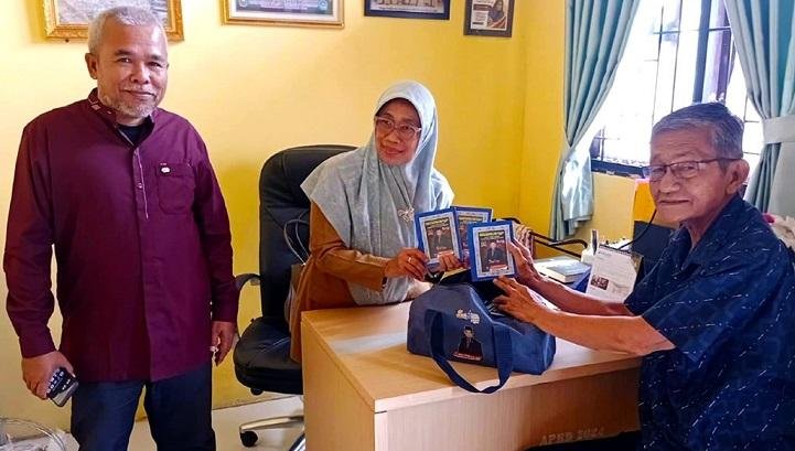 Datangi 4 Sekolah di Pekanbaru, KWQ Salurkan 400 Buku Yasin