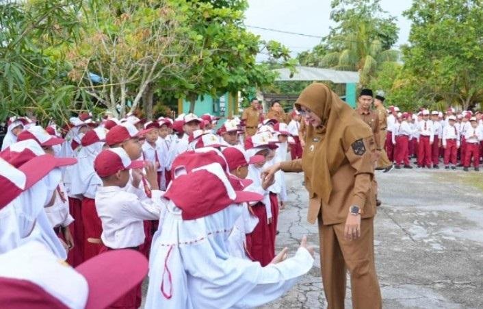 Nostalgia Bupati Siak Afni Kunjungi Sekolahnya Dulu, Berbagi Kisah Masa Kecil