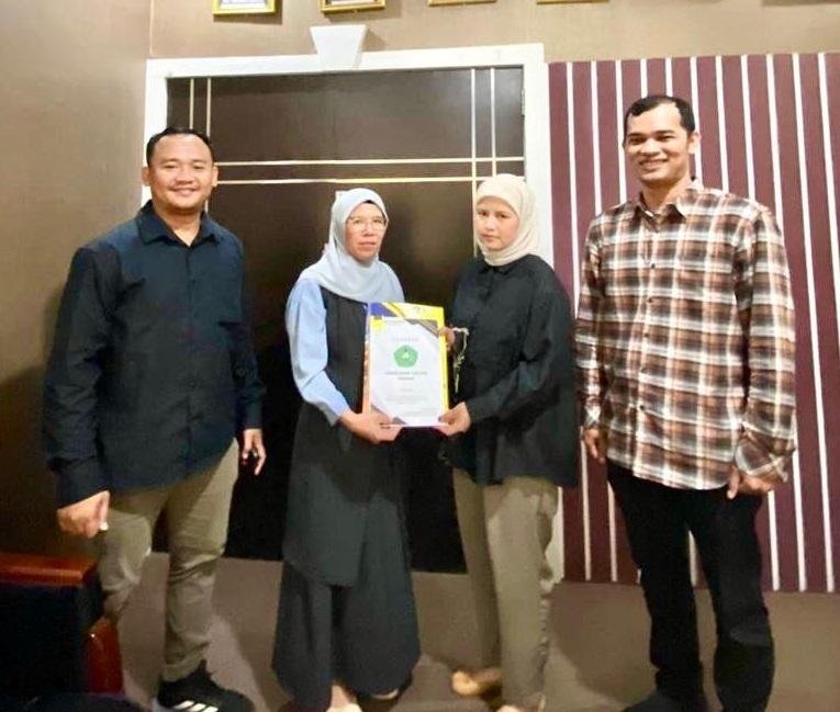 Sukses Dilaksanakan, Panitia Serahkan Berita Acara Pemilihan Dekan Pascasarjana ke Rektor Unilak